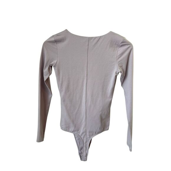 EVERLANE Supima Cotton Long-Sleeve V-Neck Bodysuit T-Shirt In Dusty Lavender - Picture 6 of 12